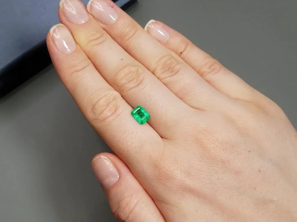 Vivid Green emerald 1.19 ct from Colombia  Image №2