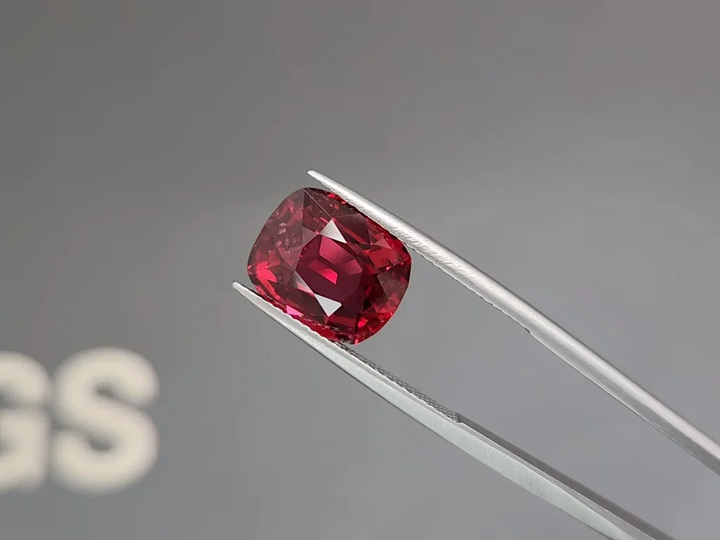 Unique Vietnamese vivid Vibrant red spinel in cushion cut 6.69 carats Image №3
