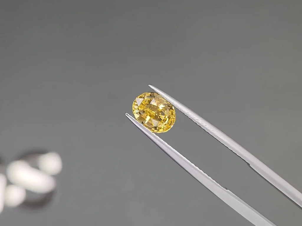 Vivid yellow sapphire in oval cut 1.60 carats, Sri Lanka  Image №3