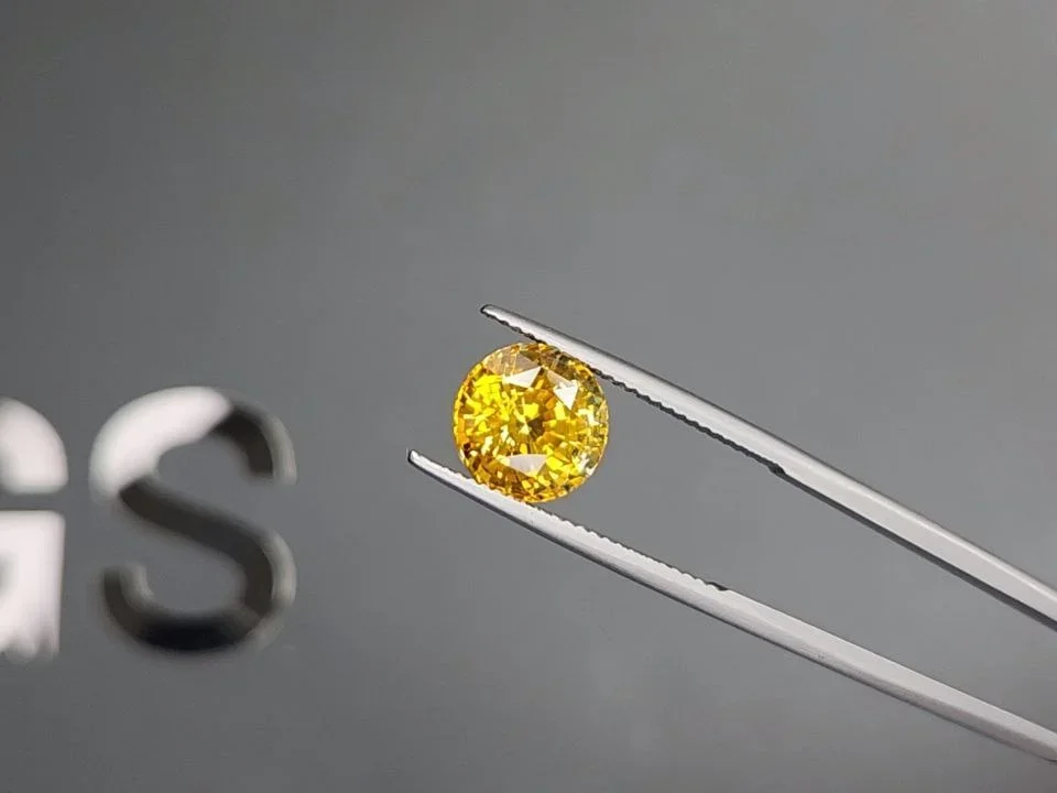 Golden yellow sapphire in round cut 5.82 carats, Sri Lanka Image №3