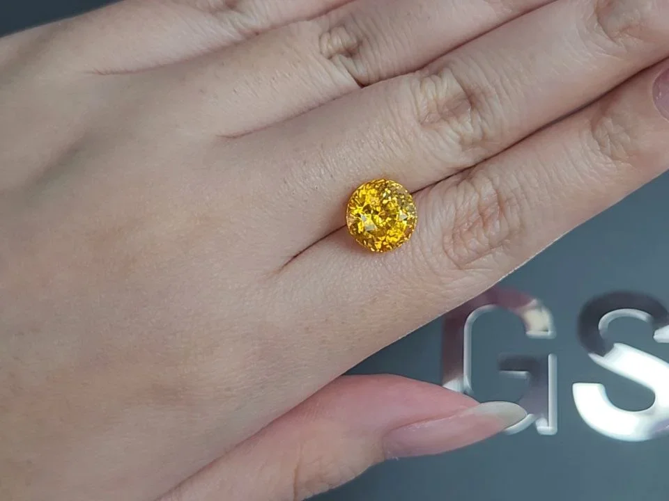 Golden yellow sapphire in round cut 5.82 carats, Sri Lanka Image №2
