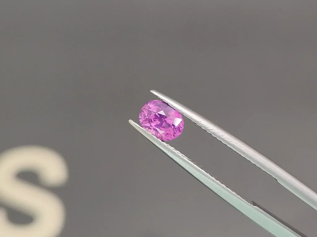 Unheated Vivid Pink sapphire in oval cut 1.08 carats, Sri Lanka Image №3