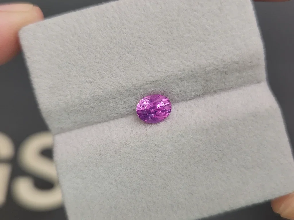 Unheated Vivid Pink sapphire in oval cut 1.08 carats, Sri Lanka Image №4