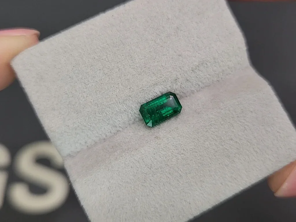 Vivid green emerald in octagon cut 0.88 carats, Panjshir Image №4