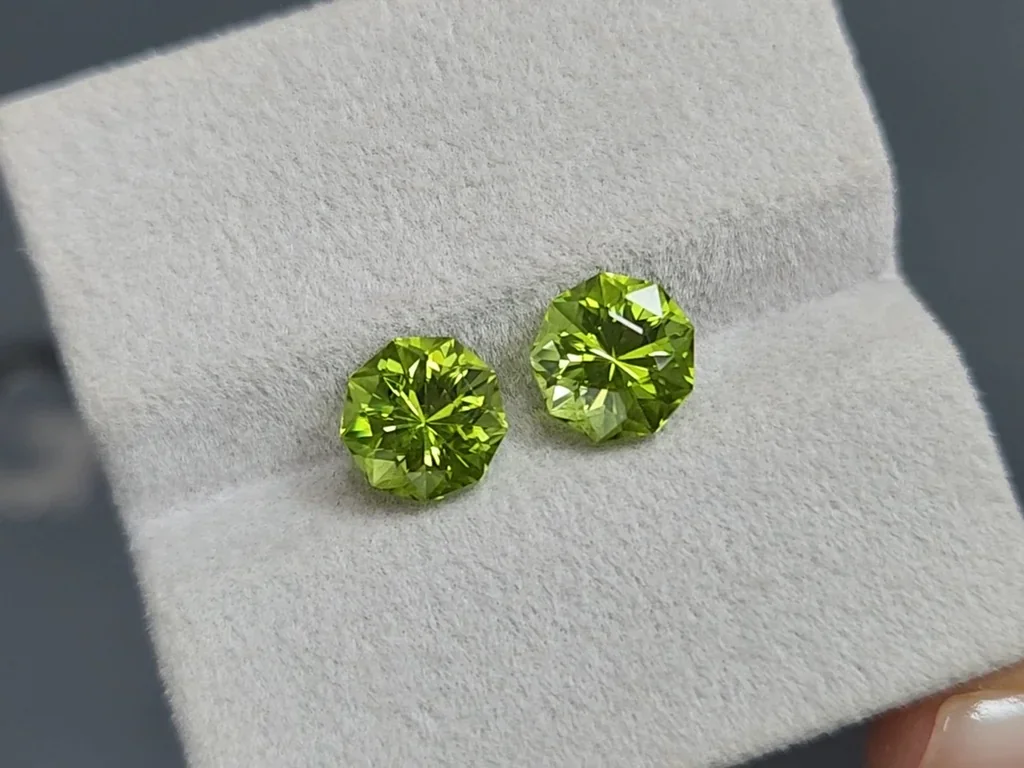 Pair of peridots round cut 4.60 carats, Burma Image №4