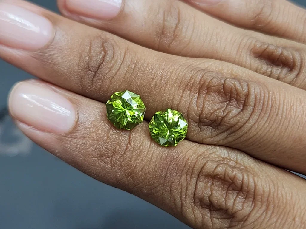 Pair of peridots round cut 4.60 carats, Burma Image №2