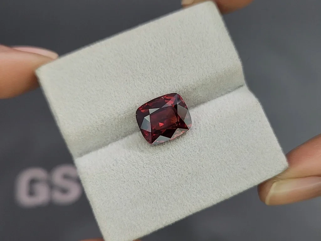 Spinel Vivid Red cushion cut 5.66 carats, Vietnam Image №4