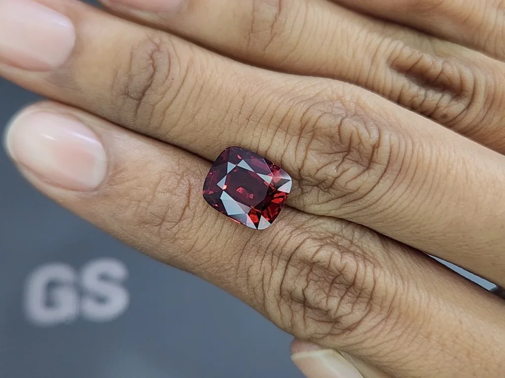 Spinel Vivid Red cushion cut 5.66 carats, Vietnam Image №2