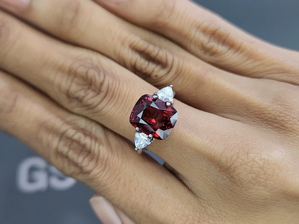 Spinel Vivid Red cushion cut 5.66 carats, Vietnam Image №5