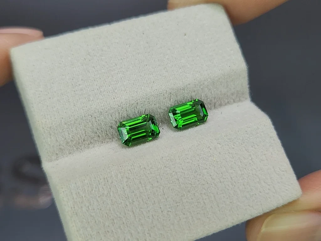 Pair of tsavorites octagon cut  2.18 carats, Tanzania Image №4
