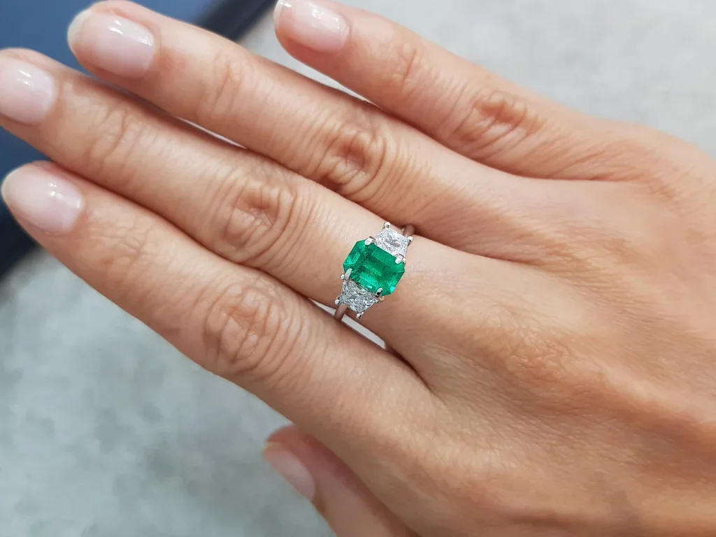 Colombian Vivid Green Emerald 1.08 ct Image №2