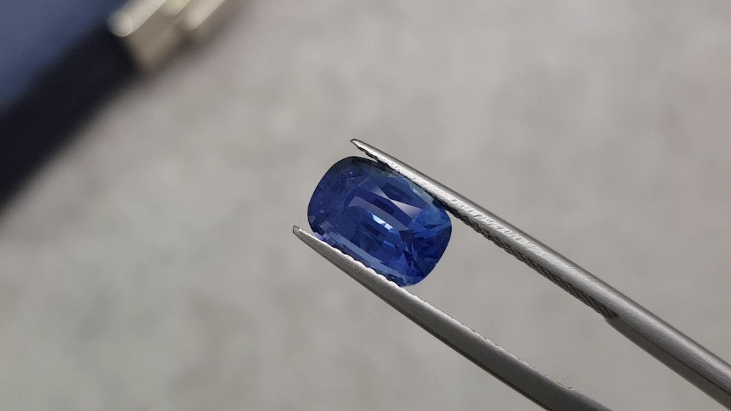 Untreated Cornflower blue cushion-cut sapphire 3.55 ct, Sri Lanka Image №3