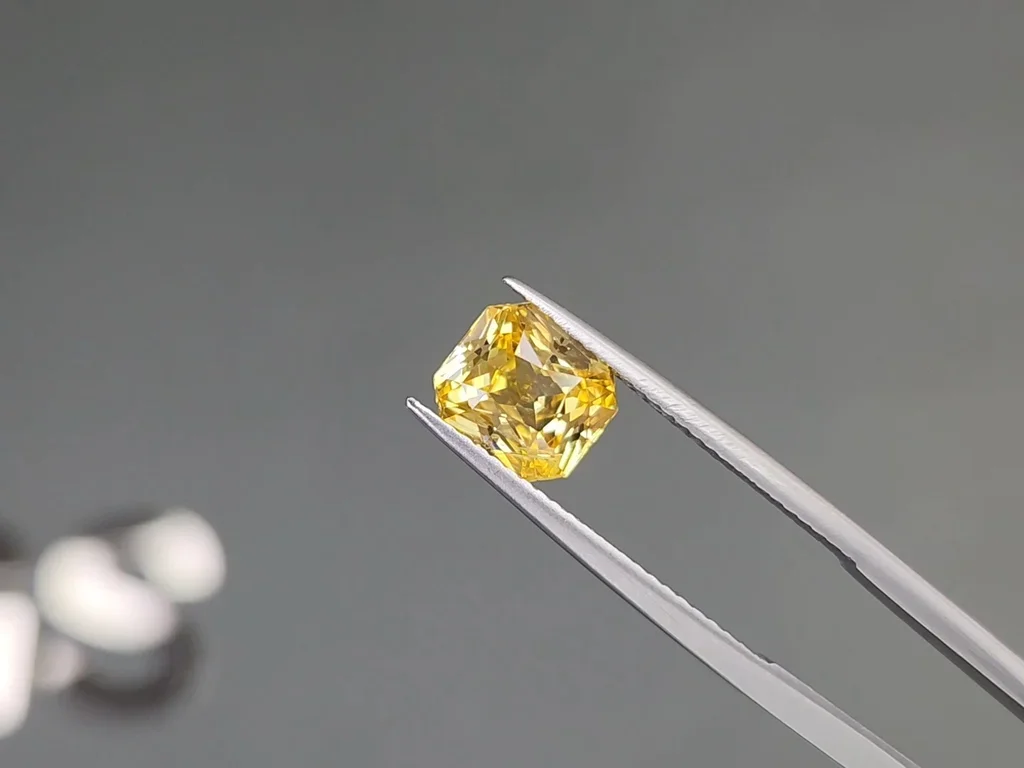 Yellow radiant cut sapphire 2.57 carats, Sri Lanka Image №3