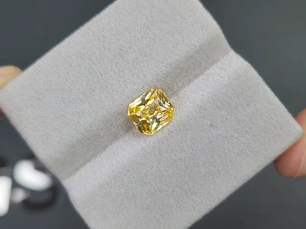 Yellow radiant cut sapphire 2.57 carats, Sri Lanka Image №4