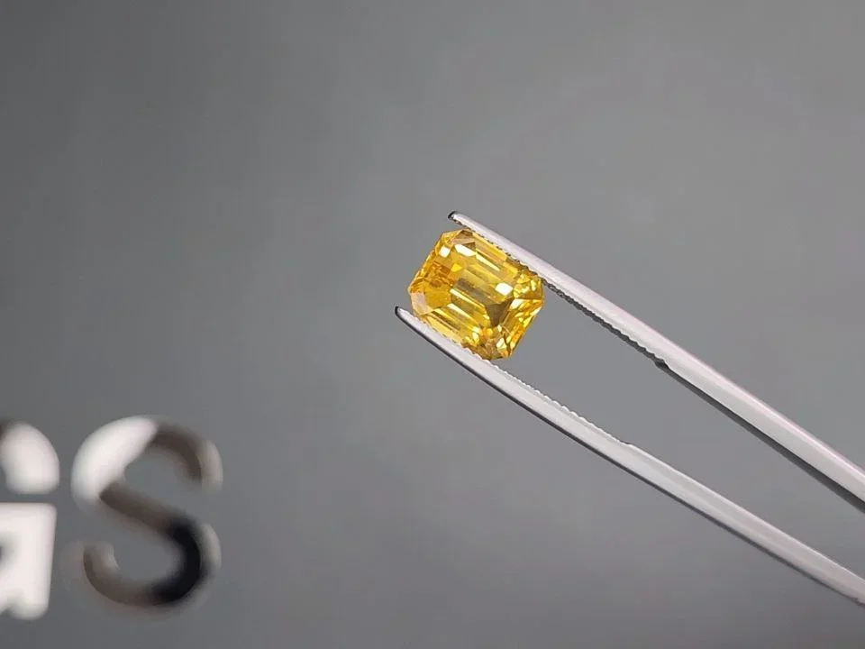 Vivid Yellow sapphire in octagon cut 5.07 carats, Sri Lanka Image №3