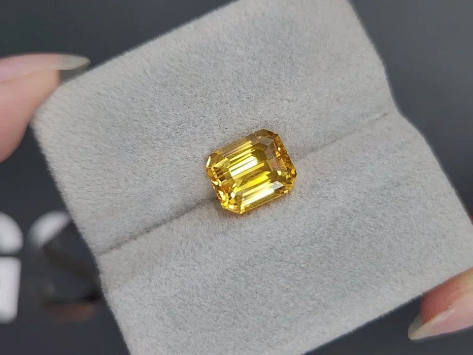 Vivid Yellow sapphire in octagon cut 5.07 carats, Sri Lanka Image №4