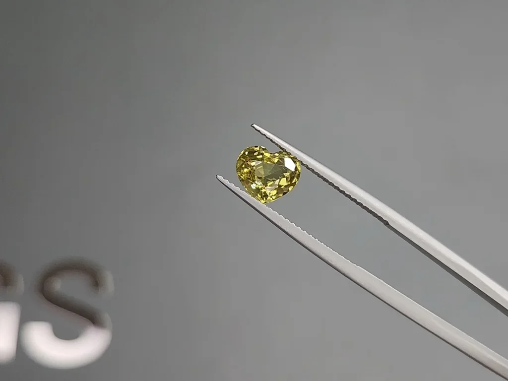 Yellow-green chrysoberyl heart shape 2.06 carats, Madagascar Image №3