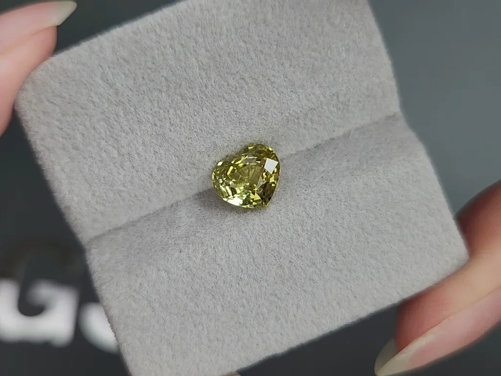 Yellow-green chrysoberyl heart shape 2.06 carats, Madagascar Image №4