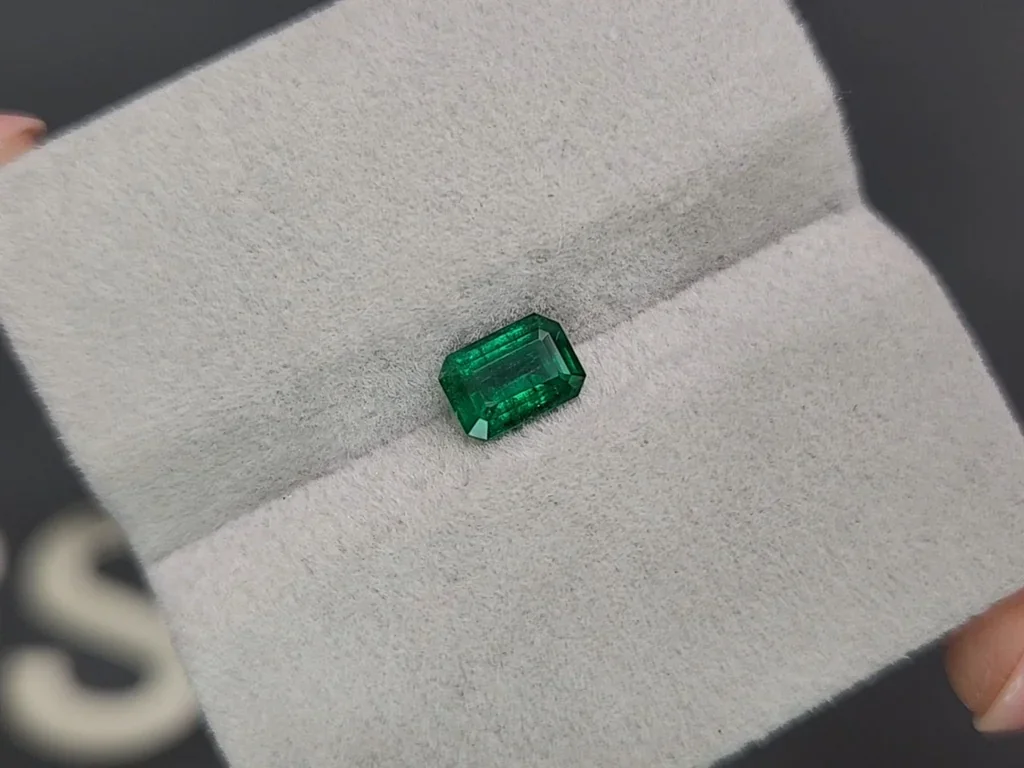 Vivid green emerald in octagon cut 0.78 carats, Panjshir Image №4