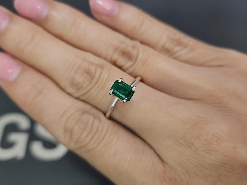 Vivid green emerald in octagon cut 0.78 carats, Panjshir Image №5