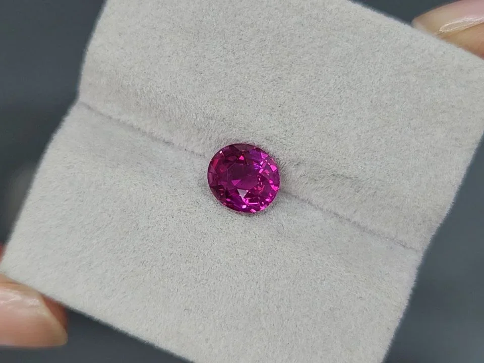 Unheated sapphire Vivid Pink oval cut 2.05 carats, Madagascar Image №4
