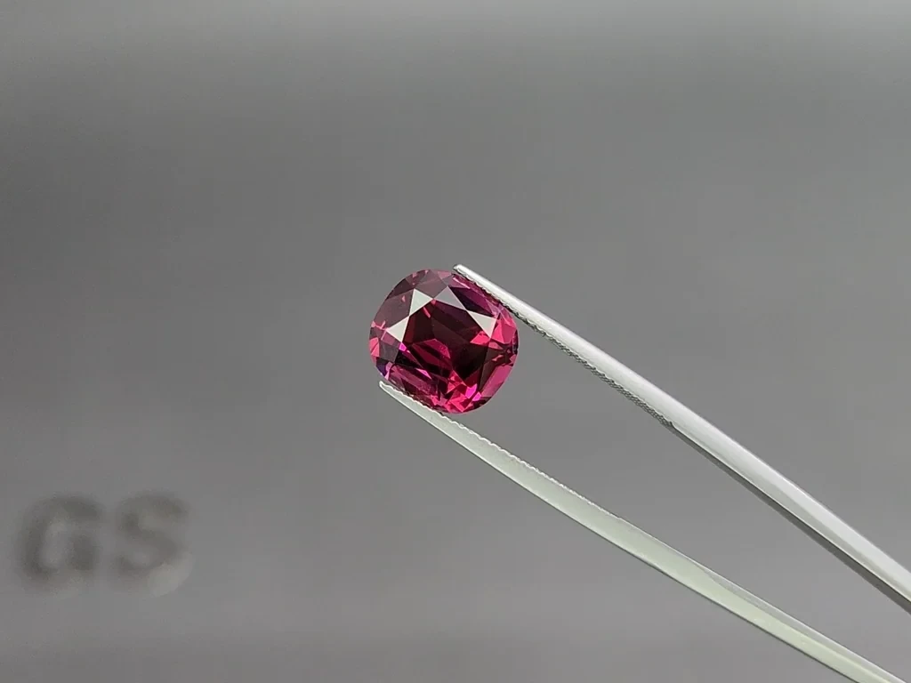 Garnet rhodolite garnet cushion cut 5.76 carats, Tanzania Image №2