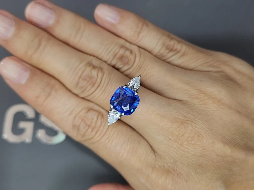 Royal Blue sapphire in cushion cut 4.02 carats, Sri Lanka Image №5