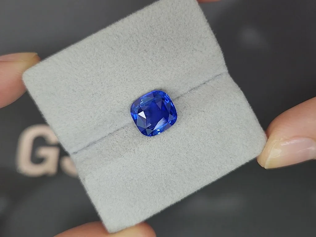 Royal Blue sapphire in cushion cut 4.02 carats, Sri Lanka Image №4