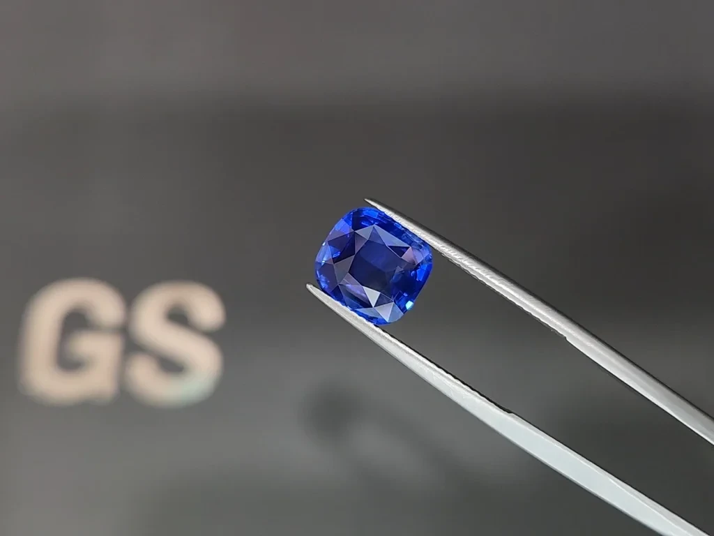 Royal Blue sapphire in cushion cut 4.02 carats, Sri Lanka Image №3