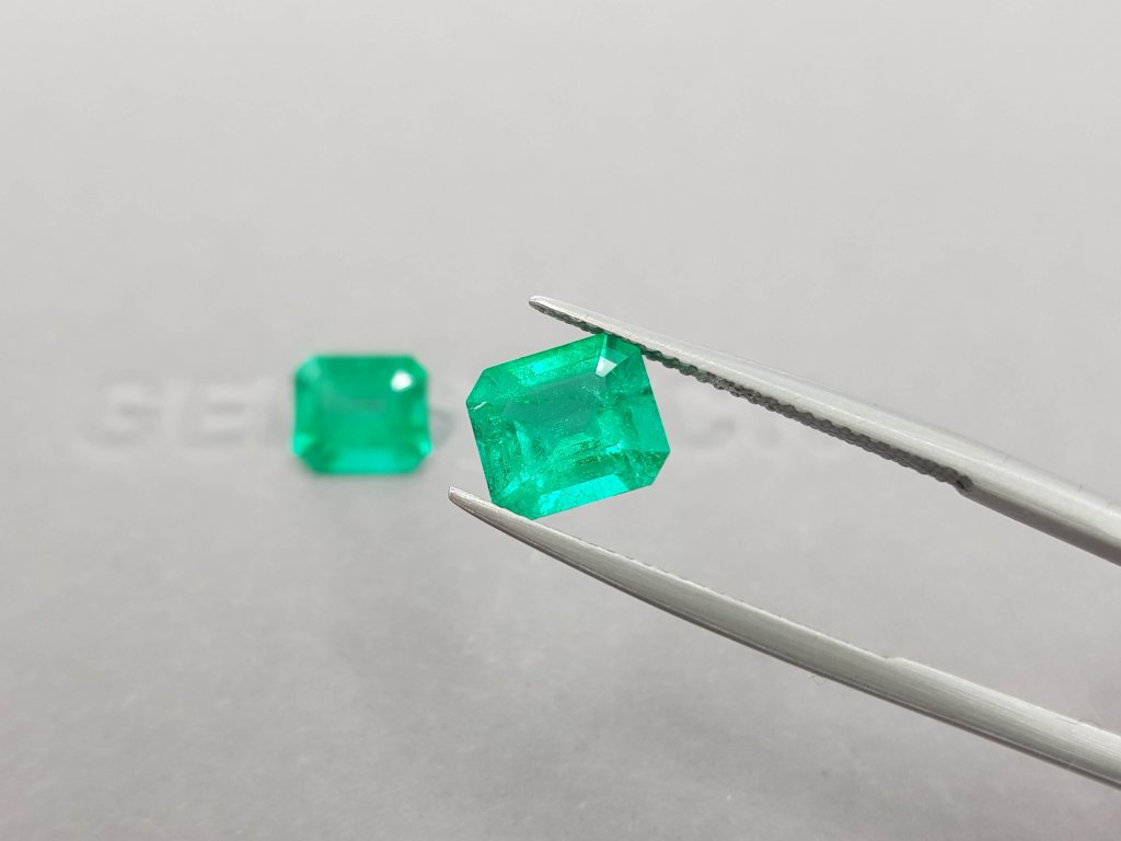 Pair of vibrant Colombian Vivid Green emeralds 3.92 ct Image №2