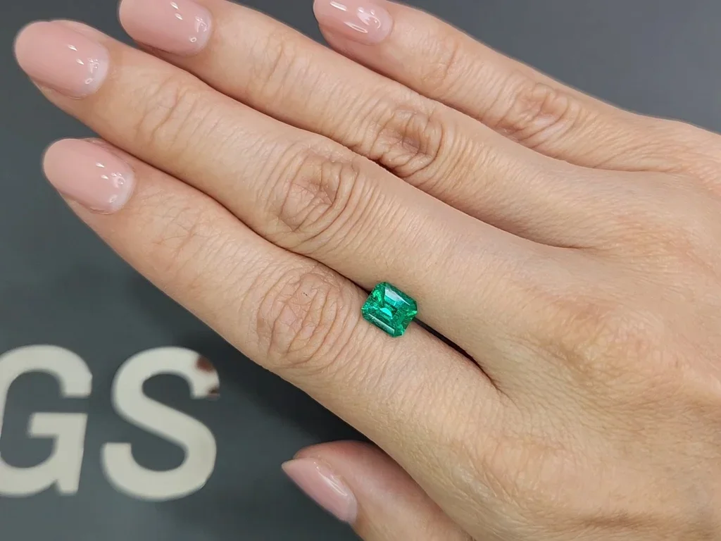 Vivid Green emerald 1.12 ct, Colombia Image №2