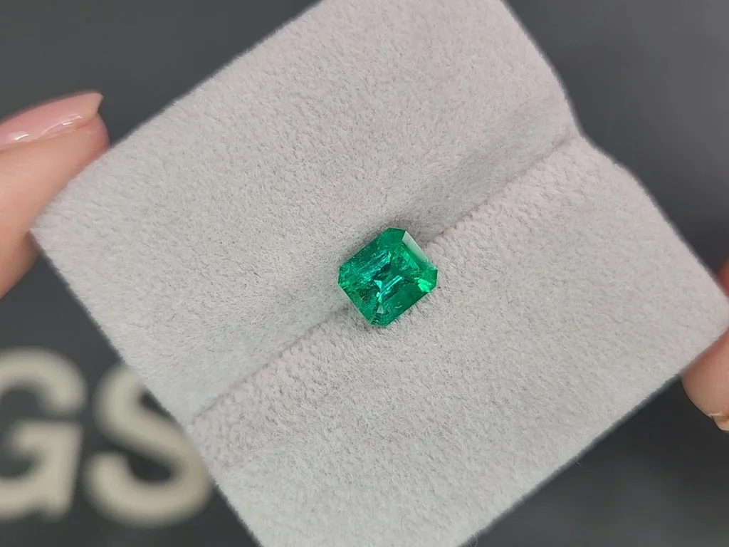 Vivid Green emerald 1.12 ct, Colombia Image №4