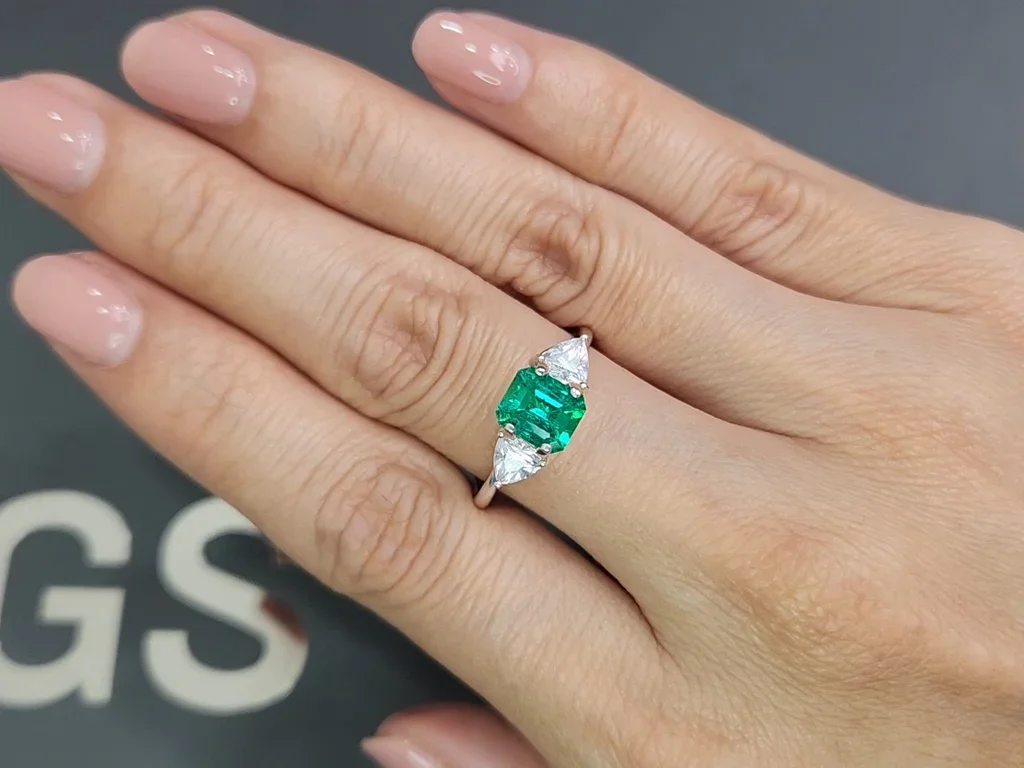 Vivid Green emerald 1.12 ct, Colombia Image №5