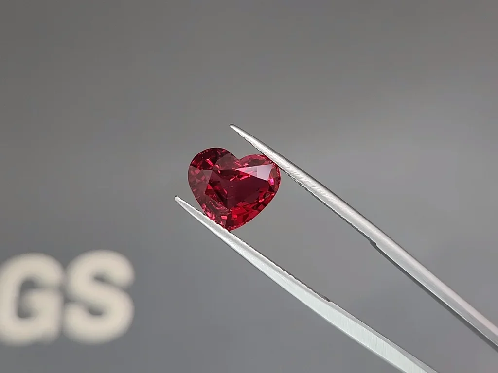 Super rare vivid Vibrant red spinel in heart shape 4.15 carats, Vietnam  Image №3
