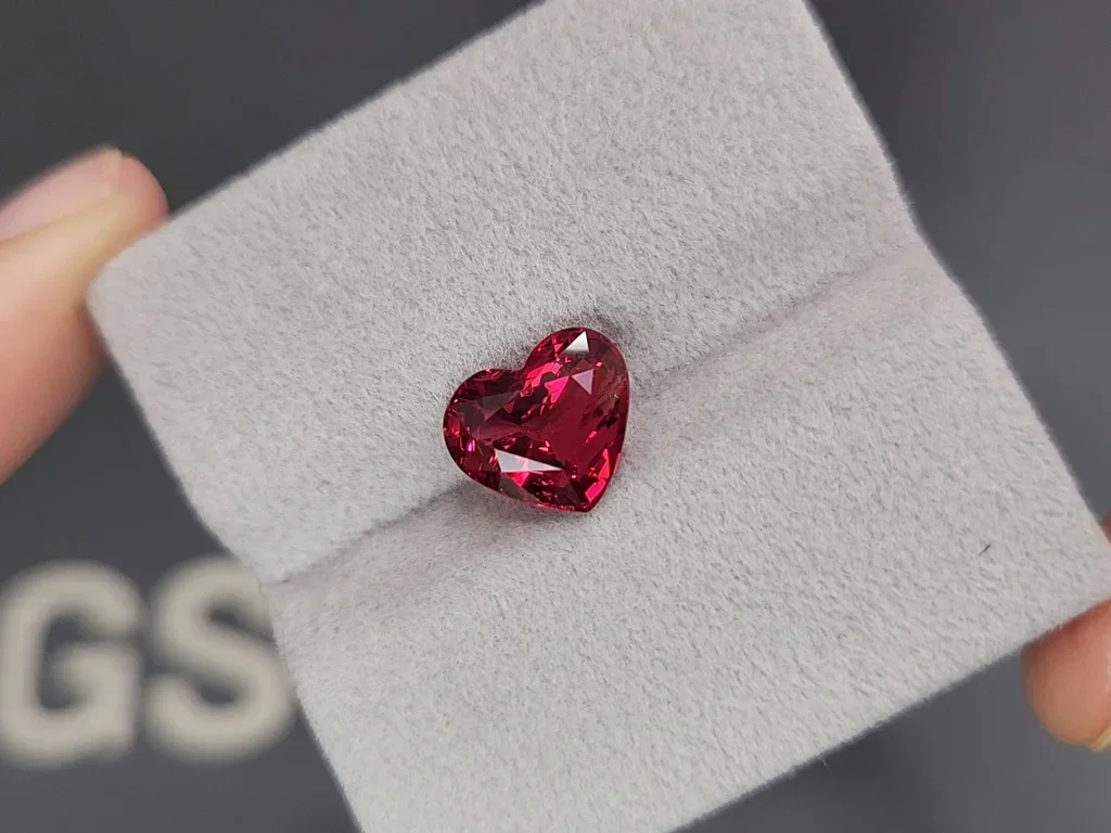 Super rare vivid Vibrant red spinel in heart shape 4.15 carats, Vietnam  Image №4