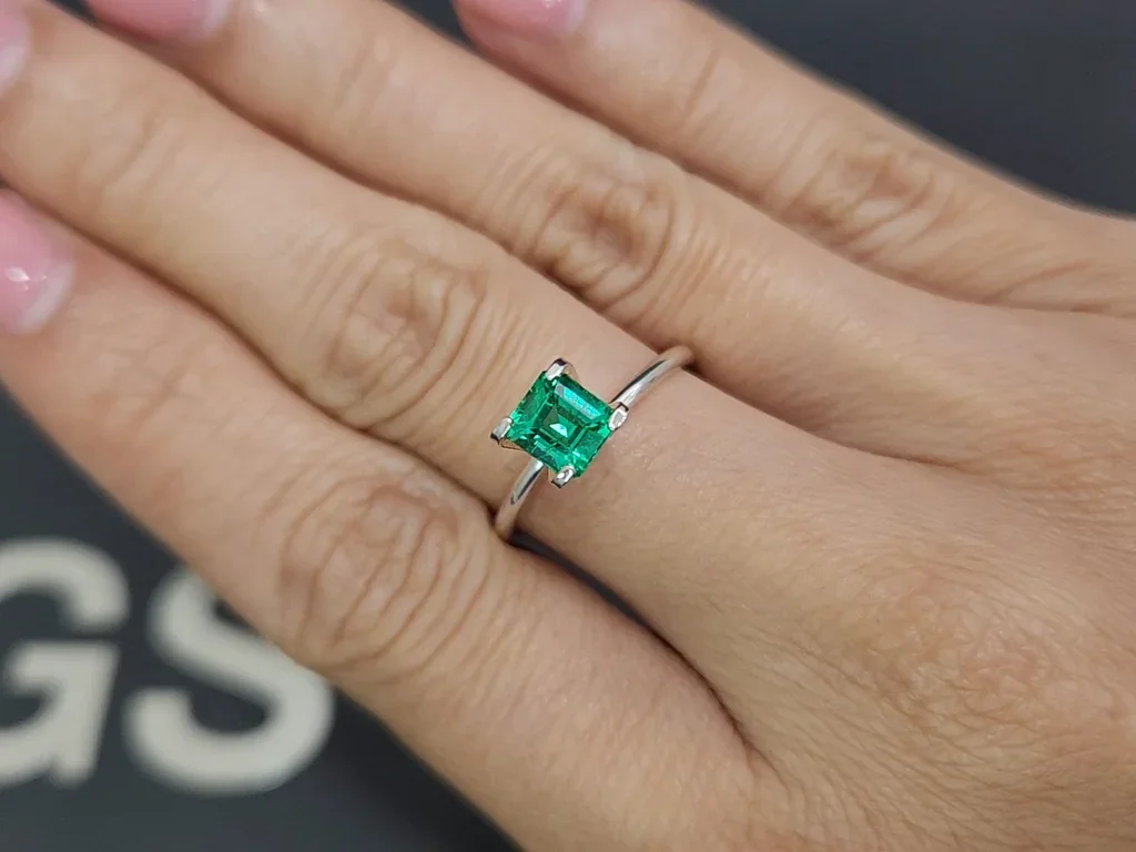Super rare Panjshir Vivid green emerald in octagon cut 0.73 carats Image №5