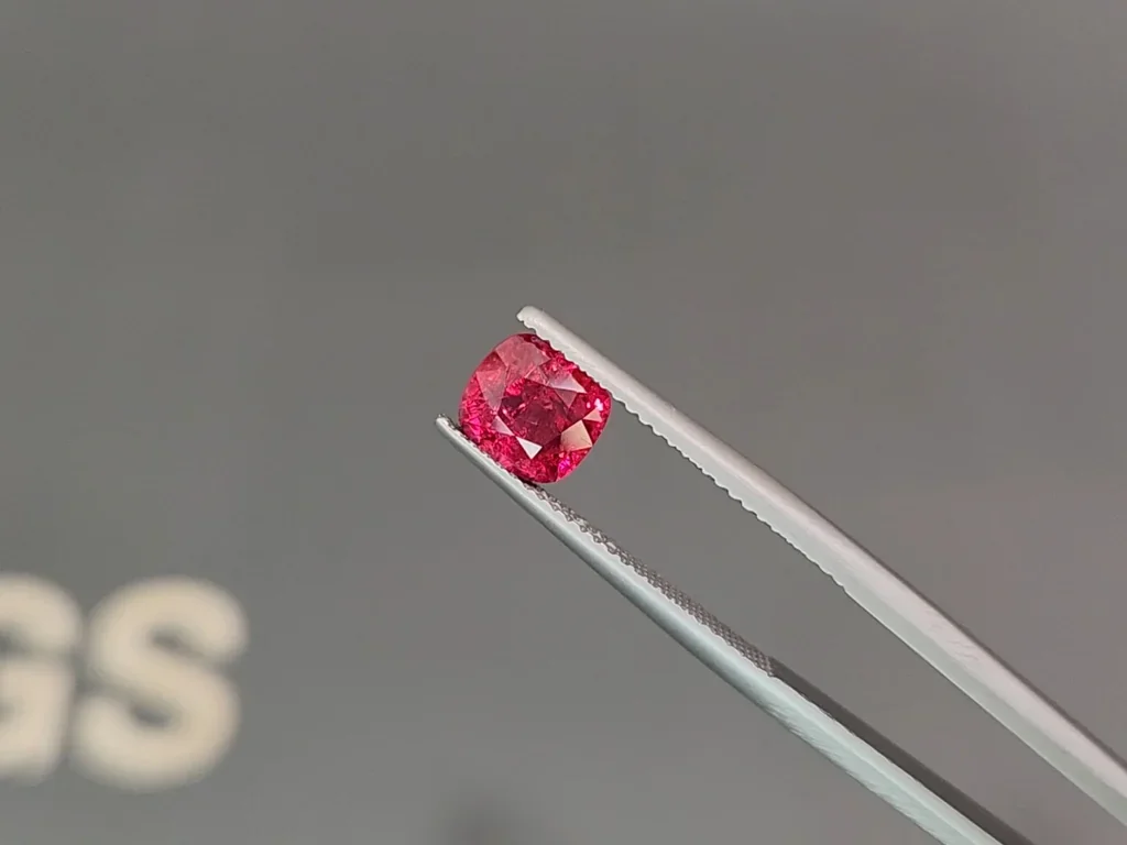 Spinel Vivid Red cushion cut 1.62 carats, Burma Image №3