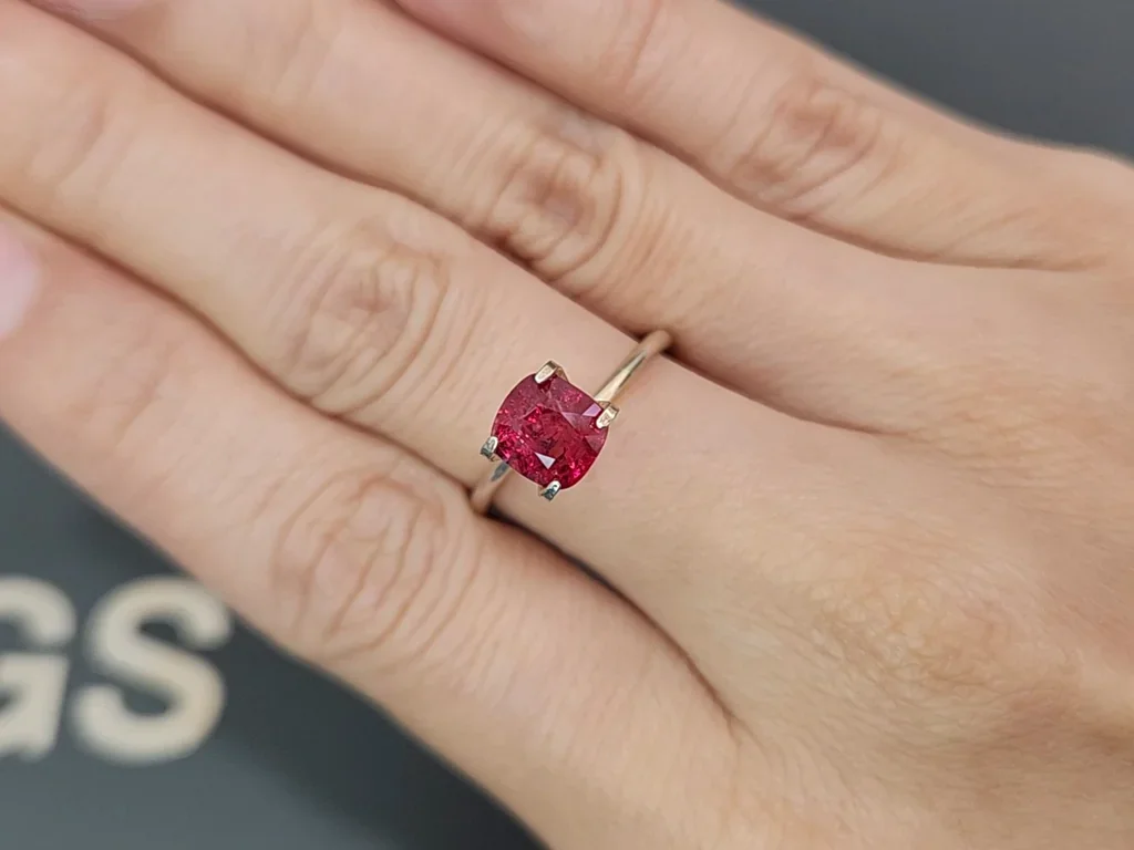Spinel Vivid Red cushion cut 1.62 carats, Burma Image №5