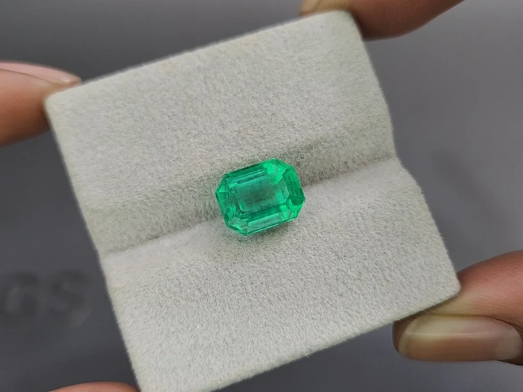 Intense Green emerald in octagon cut 4.32 carats, Colombia Image №4