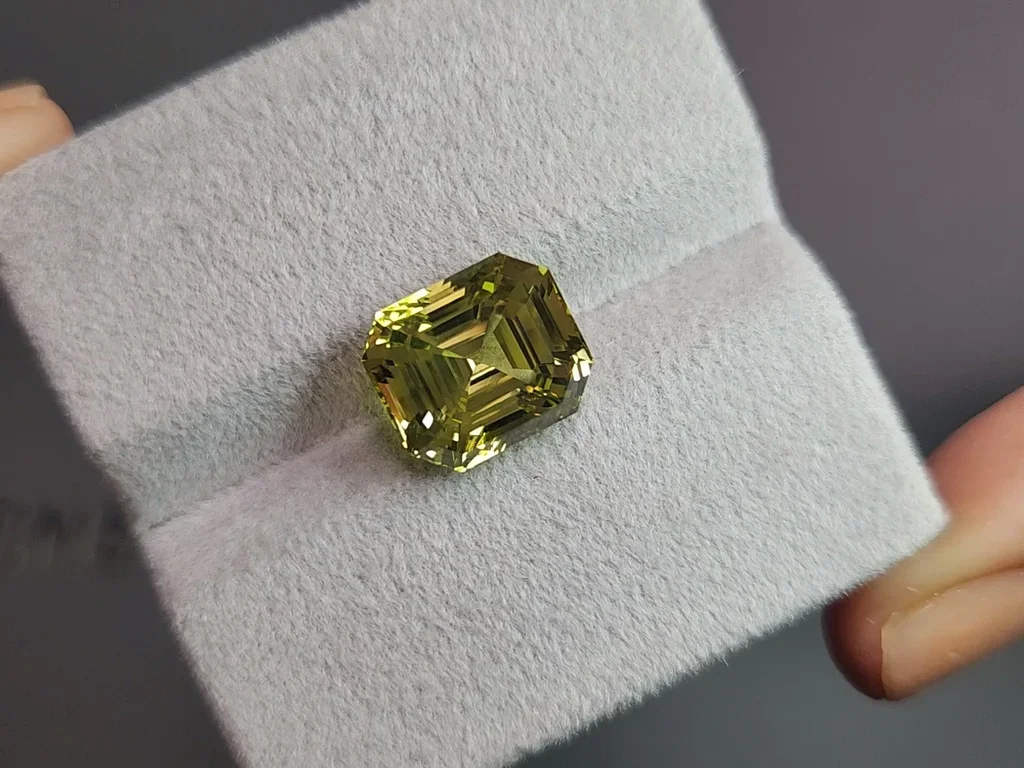 Octagon-cut golden chrysoberyl 7.08 carats, Sri Lanka Image №4