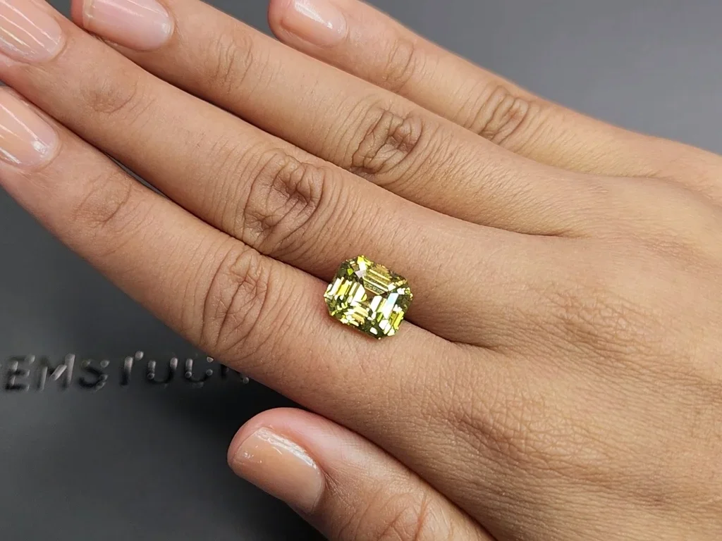 Octagon-cut golden chrysoberyl 7.08 carats, Sri Lanka Image №2