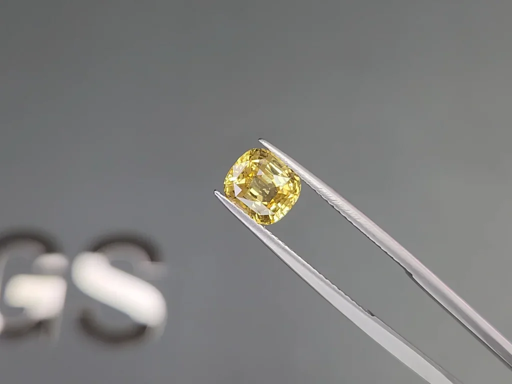 Yellow sapphire in cushion cut 2.11 carats, Sri Lanka  Image №3