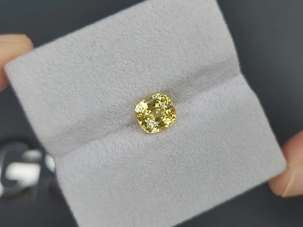 Yellow sapphire in cushion cut 2.11 carats, Sri Lanka  Image №4