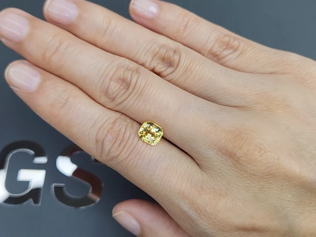Yellow sapphire in cushion cut 2.11 carats, Sri Lanka  Image №2