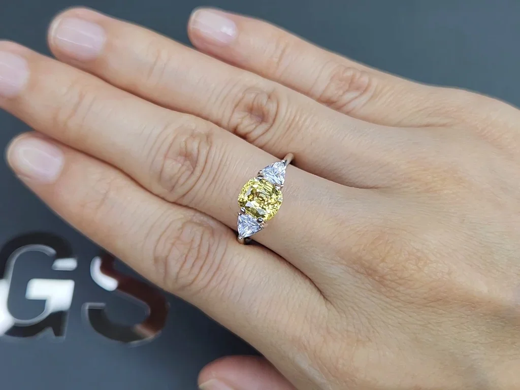 Yellow sapphire in cushion cut 2.11 carats, Sri Lanka  Image №5