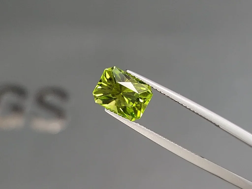 Green yellow peridot radiant cut 3.69 carats, Burma  Image №3