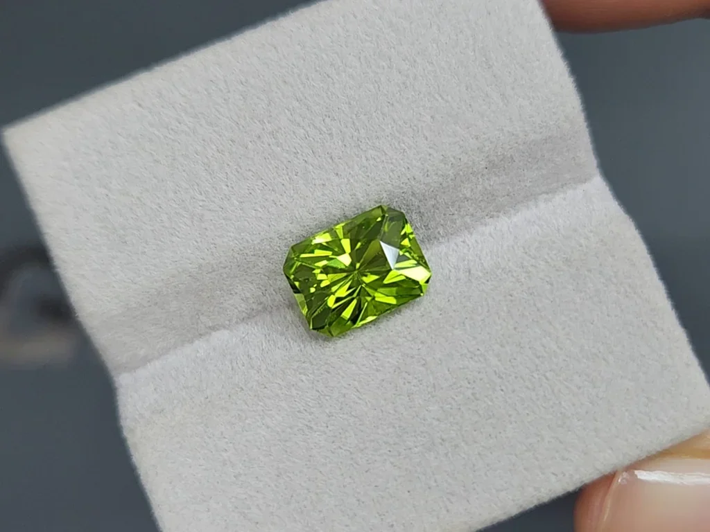 Green yellow peridot radiant cut 3.69 carats, Burma  Image №4