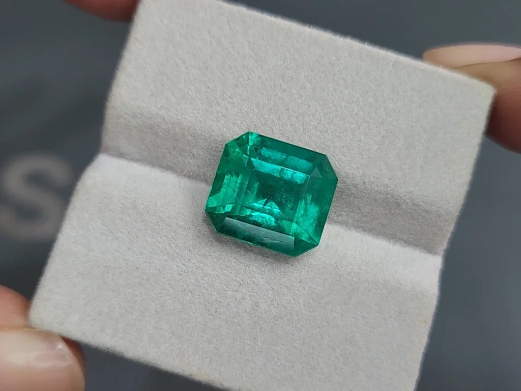 Muzo Vivid Green emerald in octagon cut 7.65 carats, Colombia (GRS) Image №4