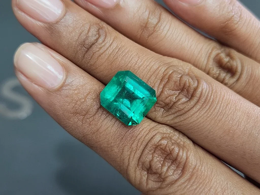 Muzo Vivid Green emerald in octagon cut 7.65 carats, Colombia (GRS) Image №2