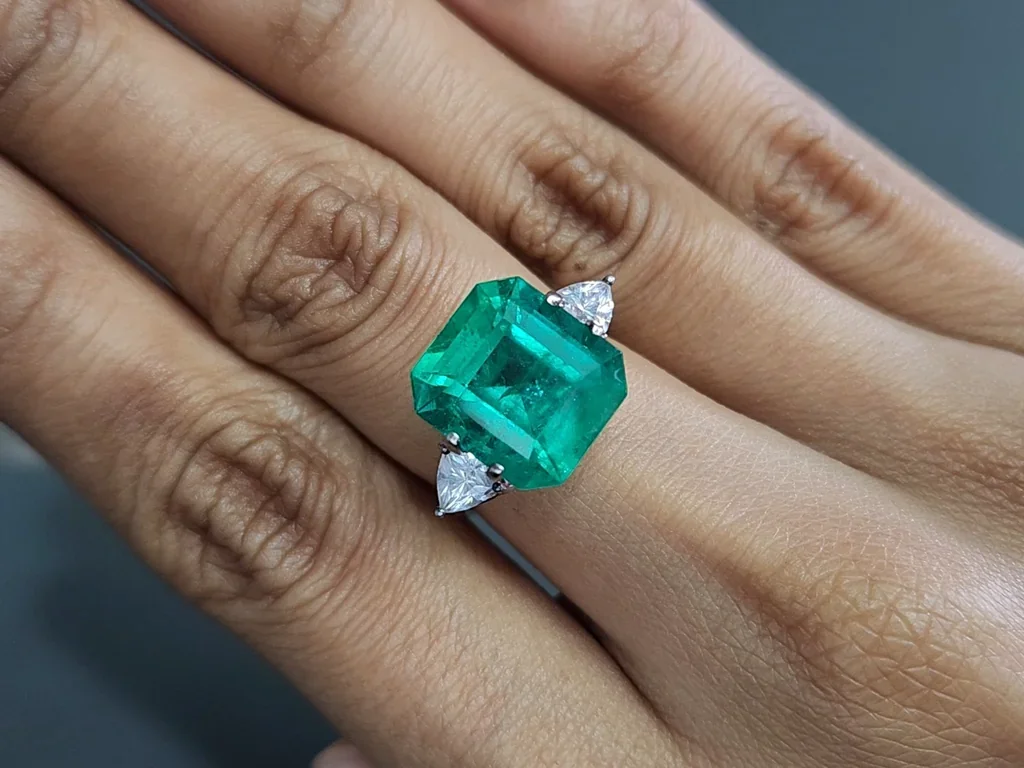 Muzo Vivid Green emerald in octagon cut 7.65 carats, Colombia (GRS) Image №5